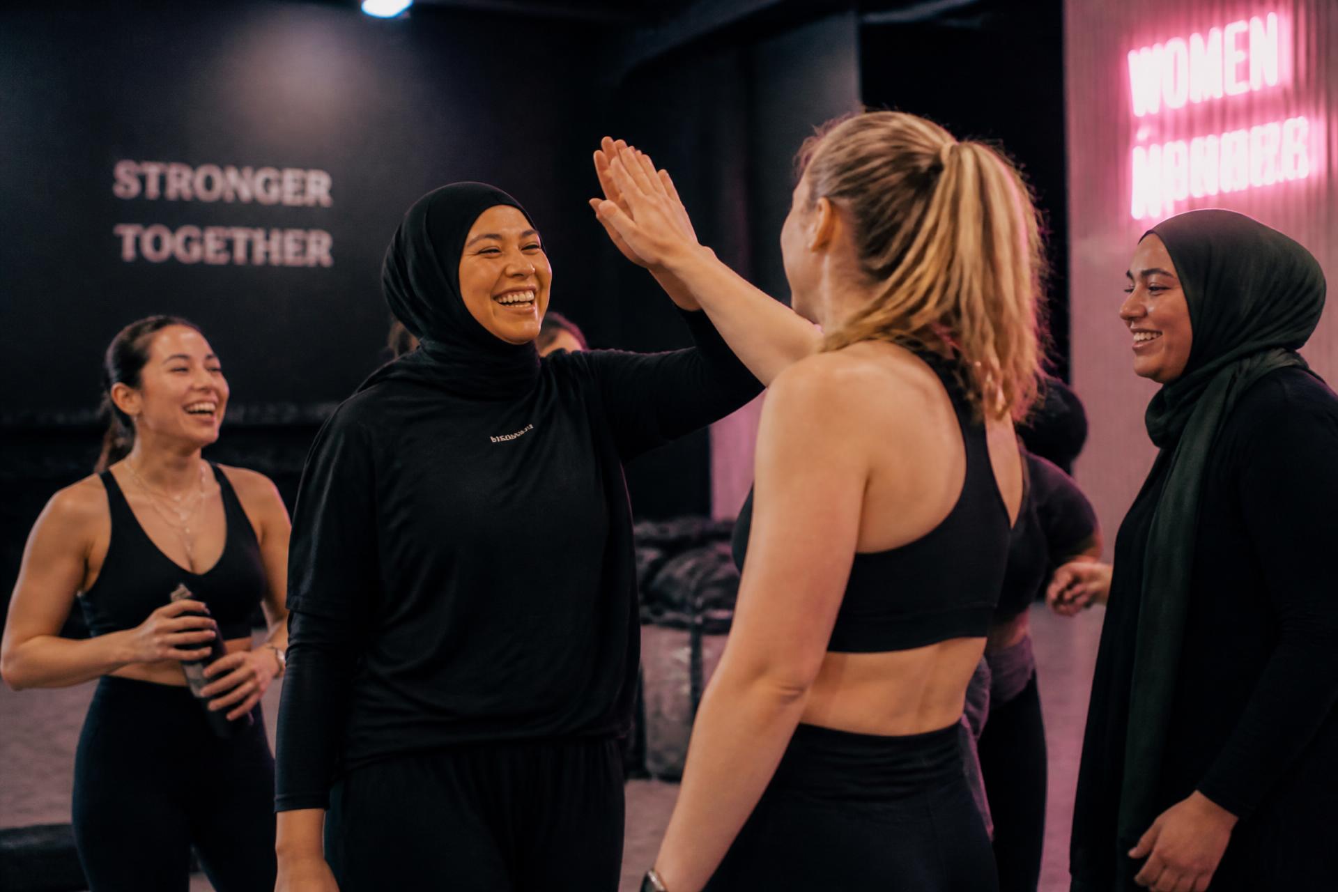Kvinder træner sammen i InZhape women-only fitnesscenter i København