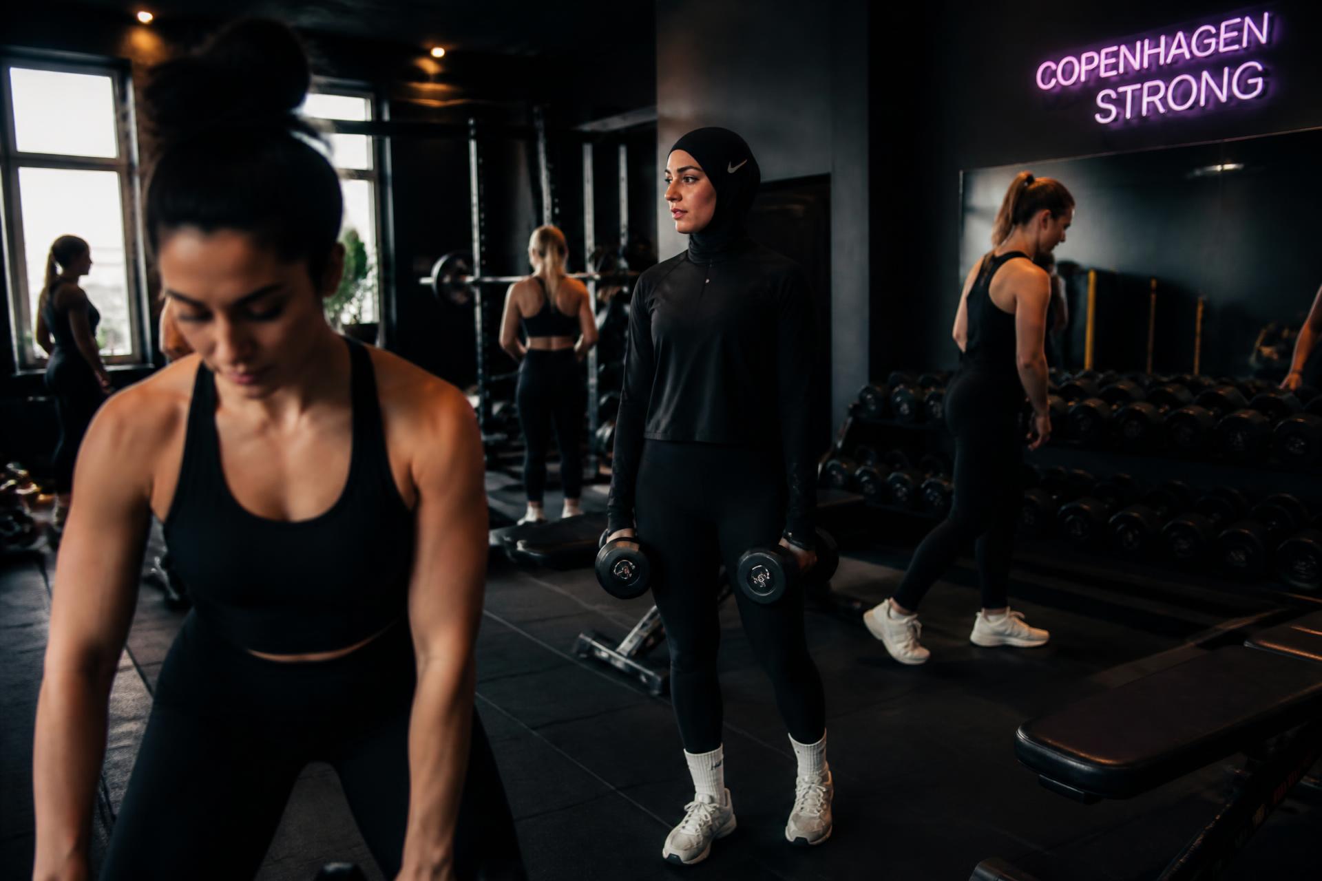 Kvinder træner i InZhape women-only fitnesscenter i København